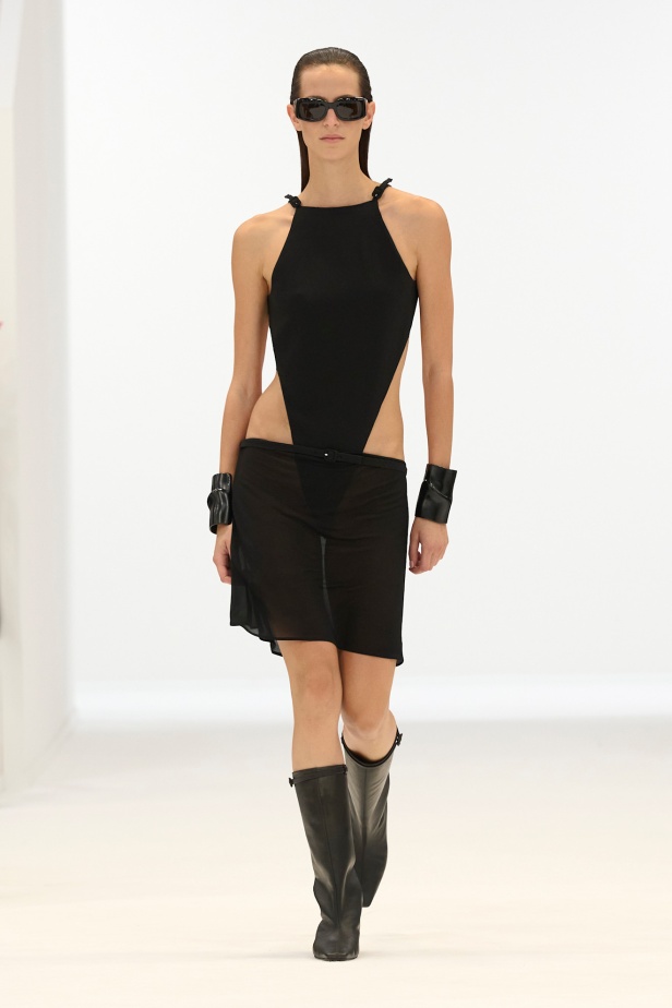 عرض أزياء Courrèges لربيع 2026... نيكولاس دي فيليس يبتكر مجموعة "مُعمية بالشمس"