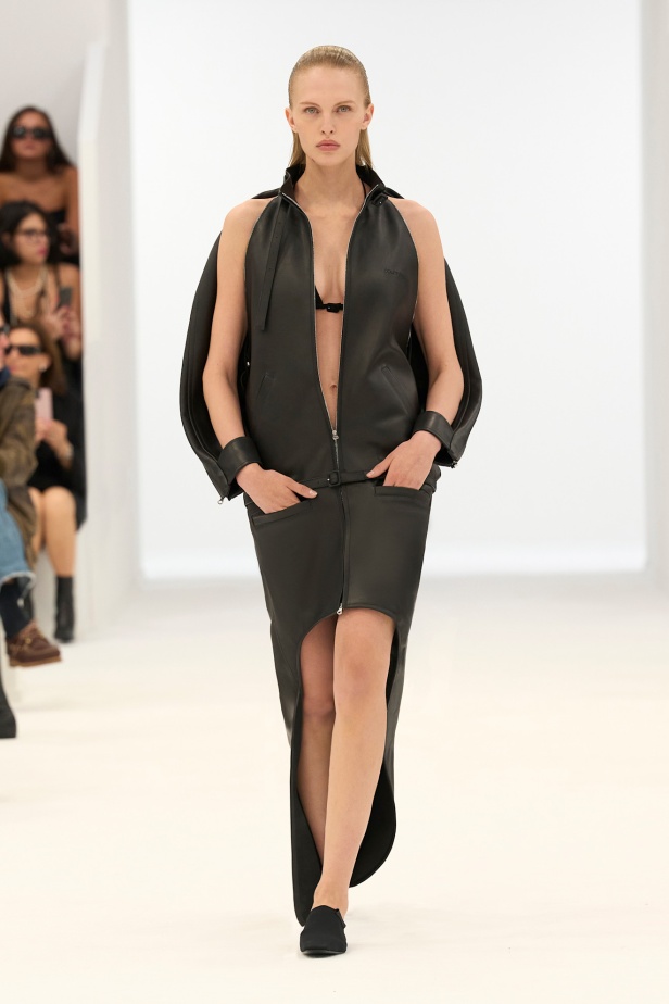 عرض أزياء Courrèges لربيع 2026... نيكولاس دي فيليس يبتكر مجموعة "مُعمية بالشمس"