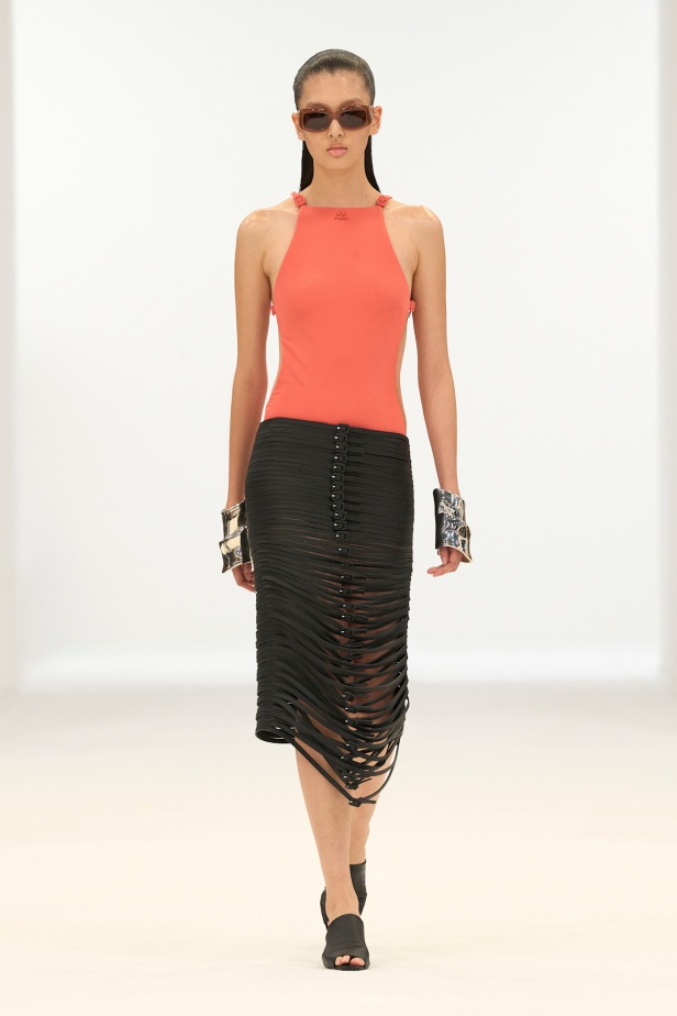 عرض أزياء Courrèges لربيع 2026... نيكولاس دي فيليس يبتكر مجموعة "مُعمية بالشمس"