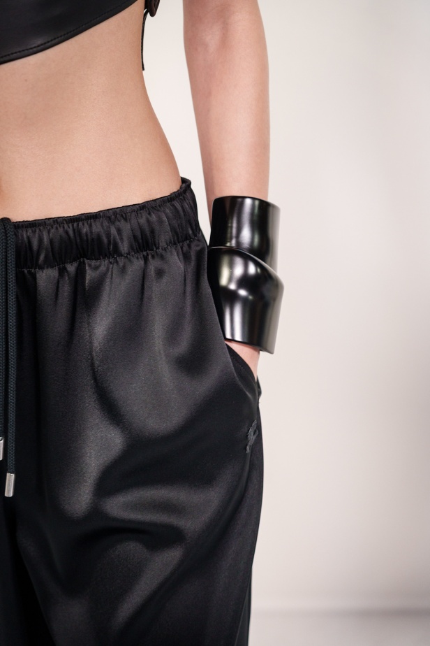 عرض أزياء Courrèges لربيع 2026... نيكولاس دي فيليس يبتكر مجموعة "مُعمية بالشمس"