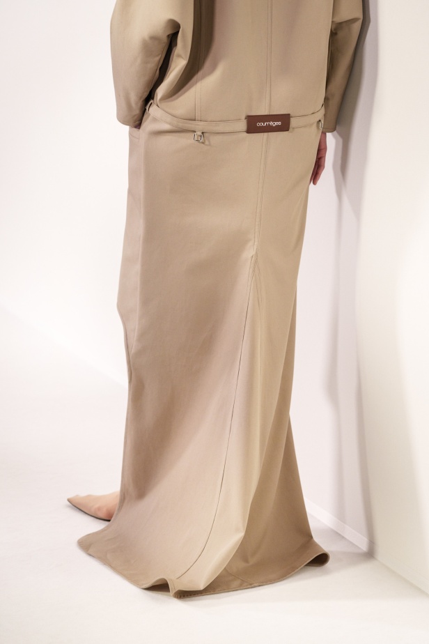 عرض أزياء Courrèges لربيع 2026... نيكولاس دي فيليس يبتكر مجموعة "مُعمية بالشمس"