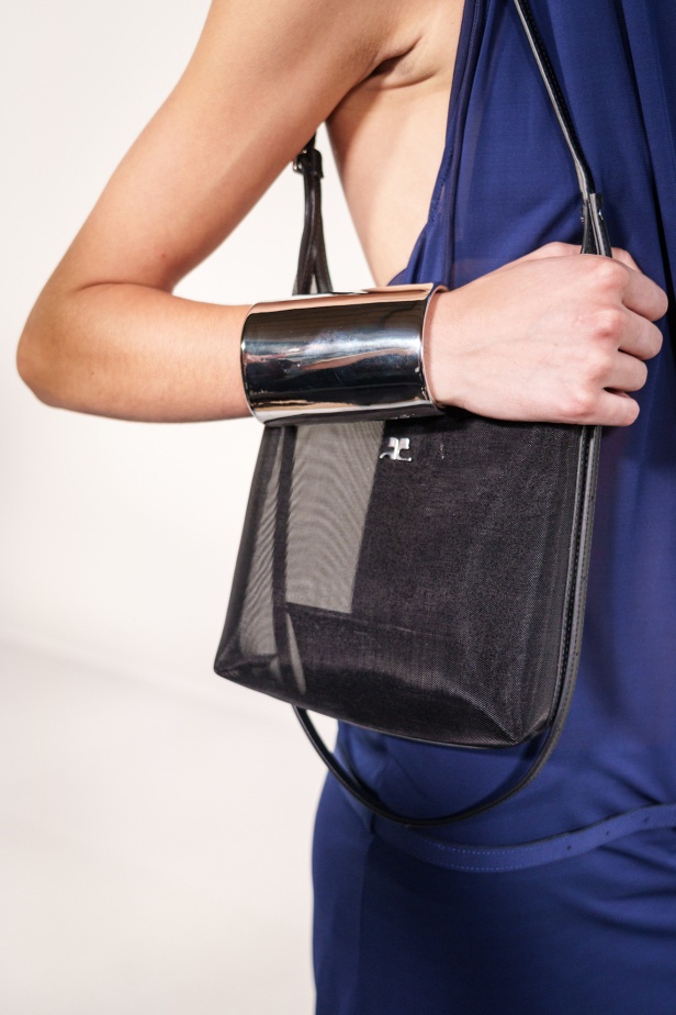 عرض أزياء Courrèges لربيع 2026... نيكولاس دي فيليس يبتكر مجموعة "مُعمية بالشمس"