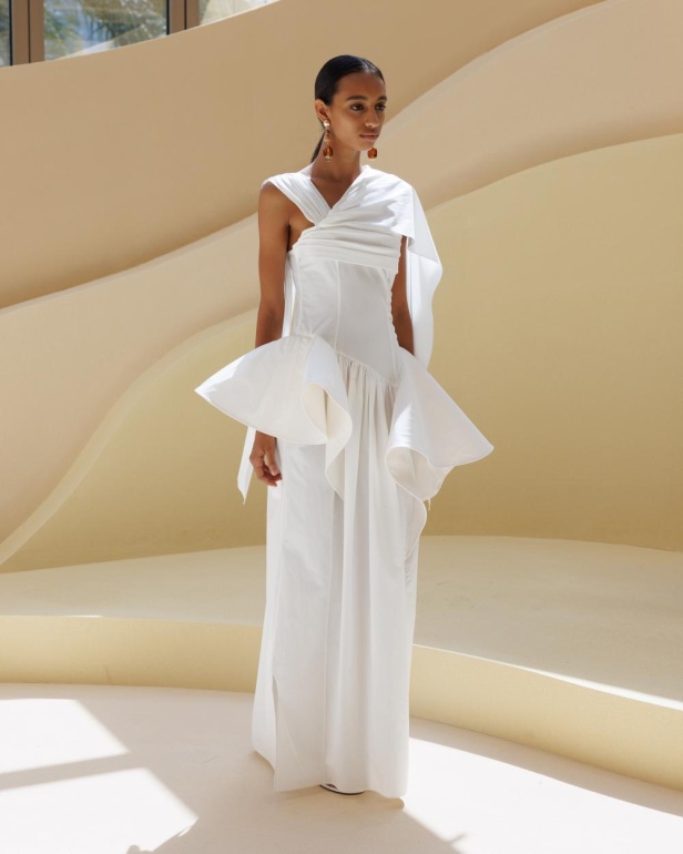 من مجموعة “سرّ الحديقة”، فستان أسود بأكمام مزينة بسوار ذهبي أنيق