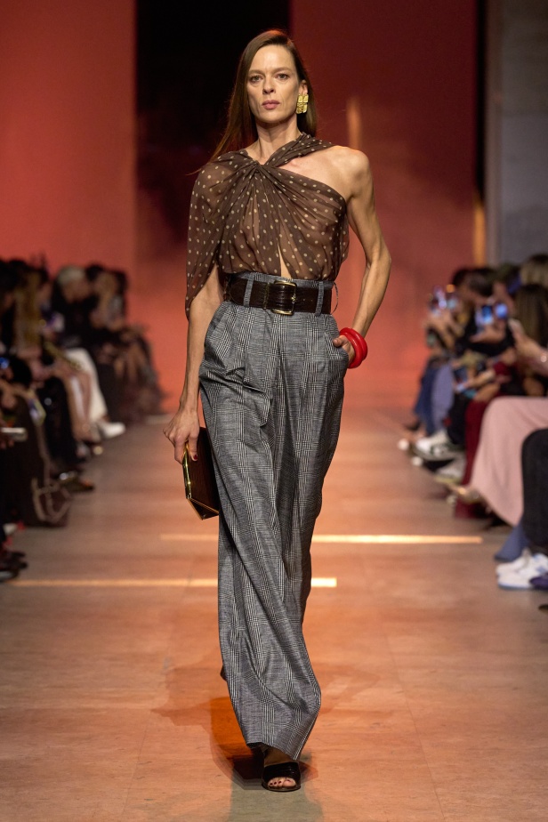 مجموعة إيلي صعب لربيع 2026... أناقة خالدة وتنسيقات جريئة غير متوقّعة