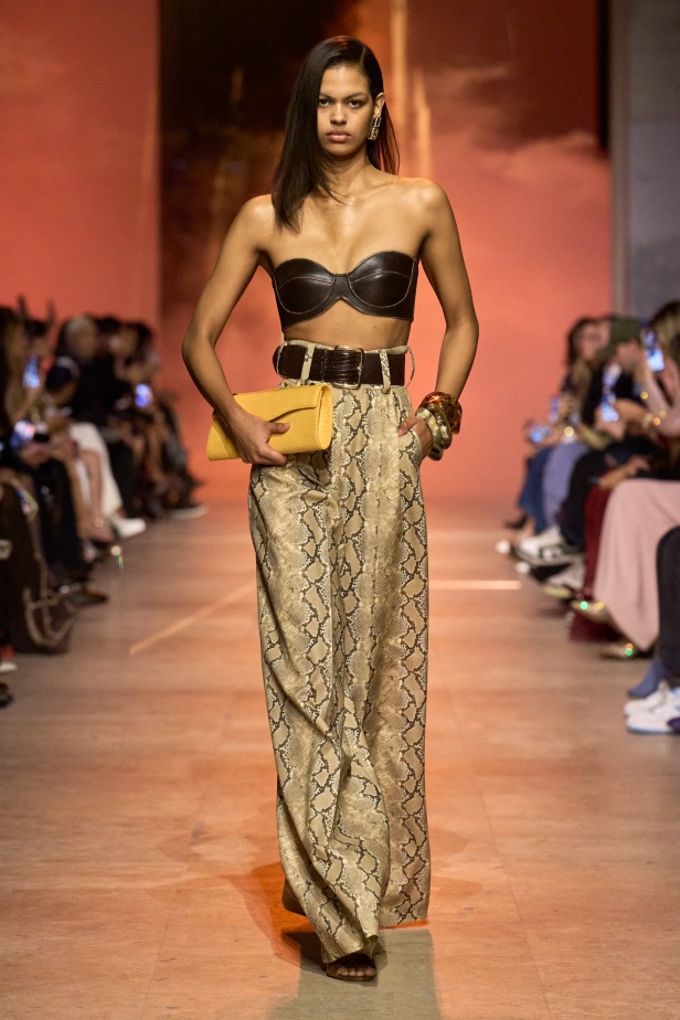 مجموعة إيلي صعب لربيع 2026... أناقة خالدة وتنسيقات جريئة غير متوقّعة