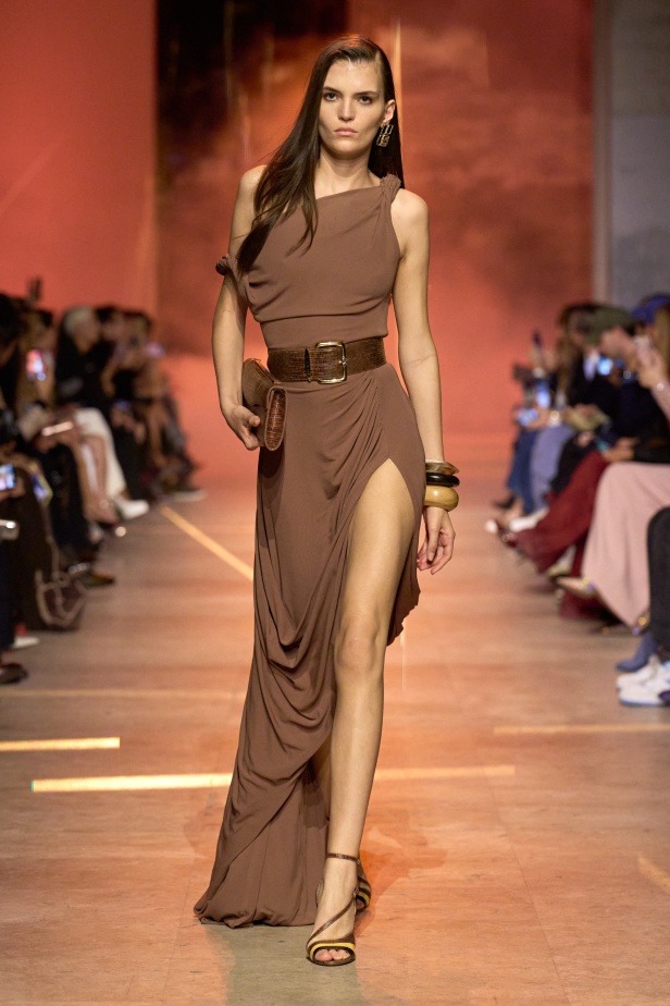 مجموعة إيلي صعب لربيع 2026... أناقة خالدة وتنسيقات جريئة غير متوقّعة