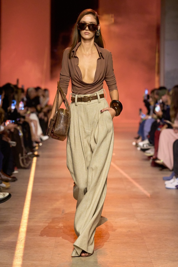 مجموعة إيلي صعب لربيع 2026... أناقة خالدة وتنسيقات جريئة غير متوقّعة