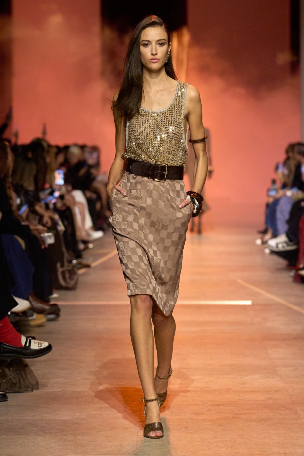 مجموعة إيلي صعب لربيع 2026... أناقة خالدة وتنسيقات جريئة غير متوقّعة