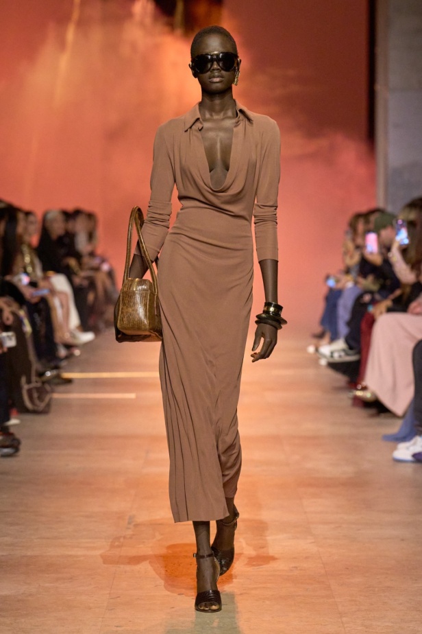 مجموعة إيلي صعب لربيع 2026... أناقة خالدة وتنسيقات جريئة غير متوقّعة