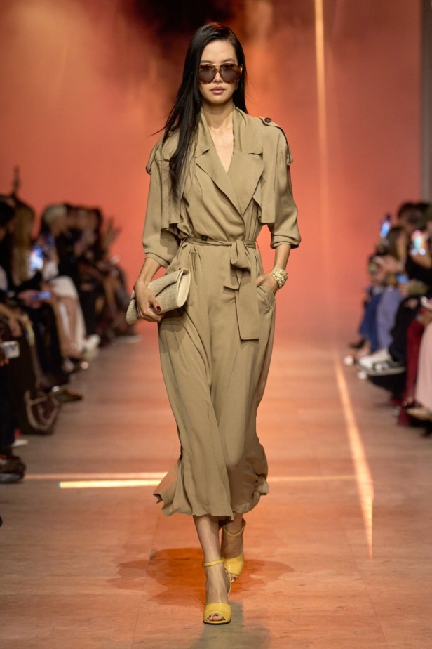 مجموعة إيلي صعب لربيع 2026... أناقة خالدة وتنسيقات جريئة غير متوقّعة