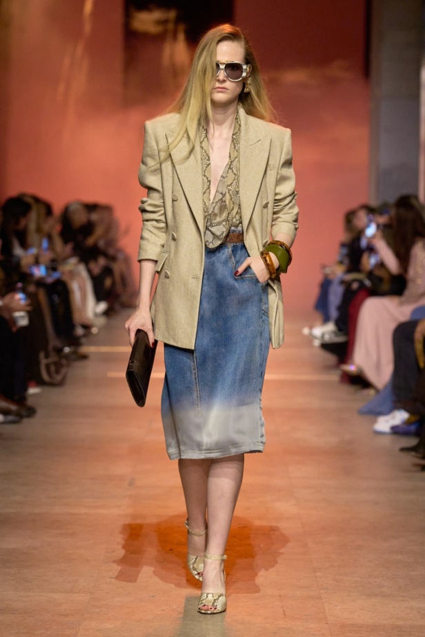 مجموعة إيلي صعب لربيع 2026... أناقة خالدة وتنسيقات جريئة غير متوقّعة