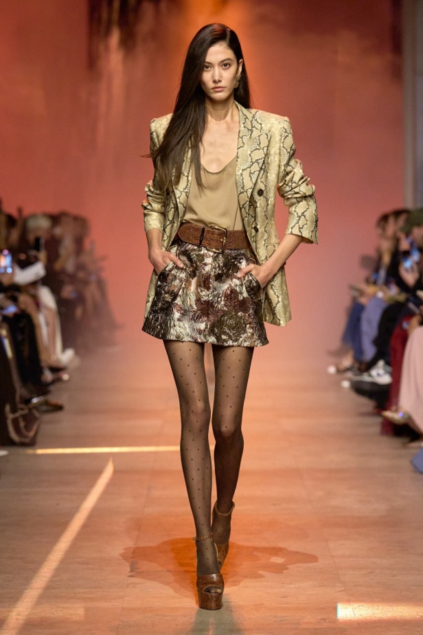 مجموعة إيلي صعب لربيع 2026... أناقة خالدة وتنسيقات جريئة غير متوقّعة