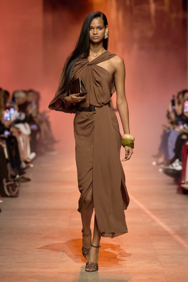 مجموعة إيلي صعب لربيع 2026... أناقة خالدة وتنسيقات جريئة غير متوقّعة