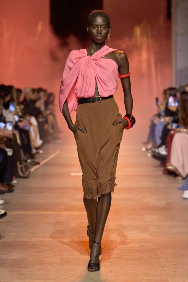 مجموعة إيلي صعب لربيع 2026... أناقة خالدة وتنسيقات جريئة غير متوقّعة