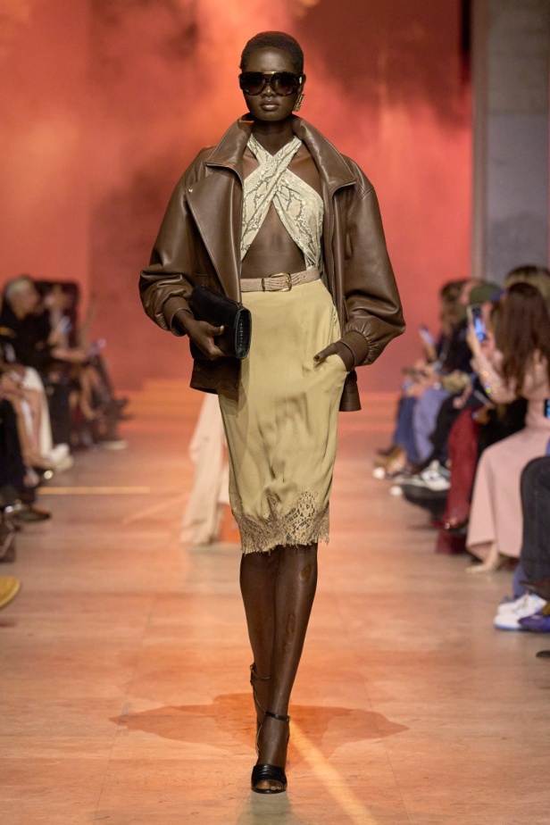 مجموعة إيلي صعب لربيع 2026... أناقة خالدة وتنسيقات جريئة غير متوقّعة