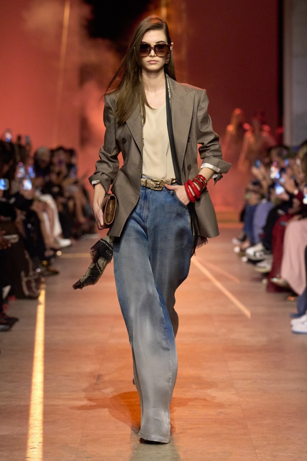 مجموعة إيلي صعب لربيع 2026... أناقة خالدة وتنسيقات جريئة غير متوقّعة