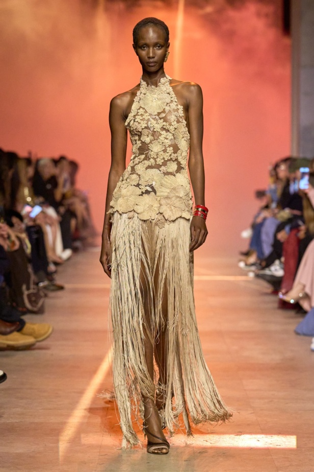 مجموعة إيلي صعب لربيع 2026... أناقة خالدة وتنسيقات جريئة غير متوقّعة