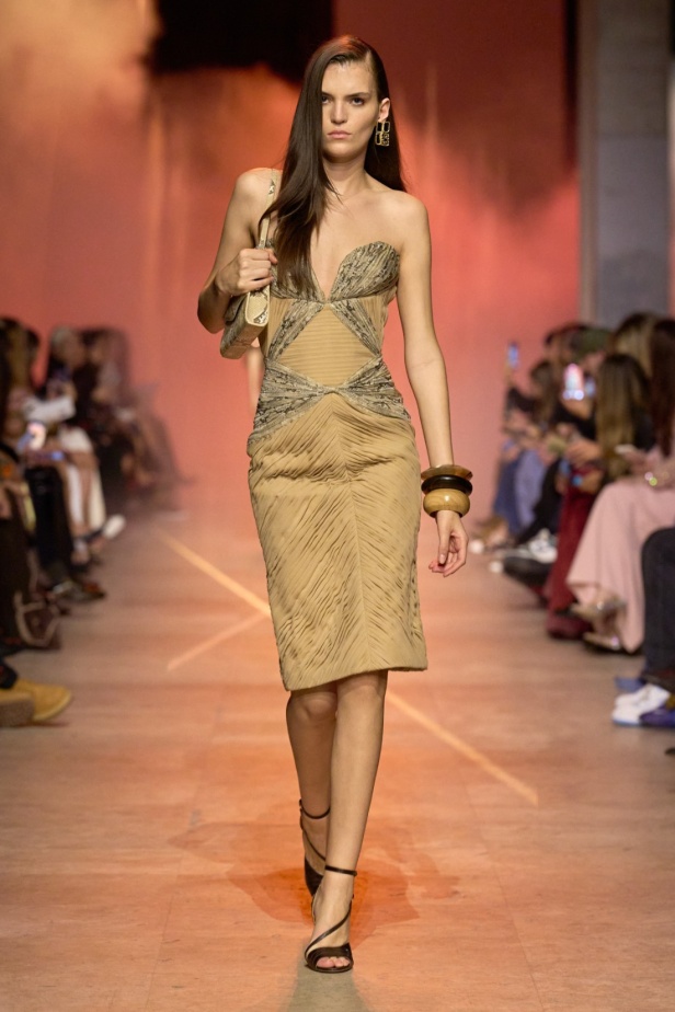 مجموعة إيلي صعب لربيع 2026... أناقة خالدة وتنسيقات جريئة غير متوقّعة