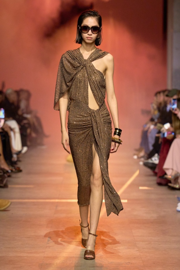 مجموعة إيلي صعب لربيع 2026... أناقة خالدة وتنسيقات جريئة غير متوقّعة