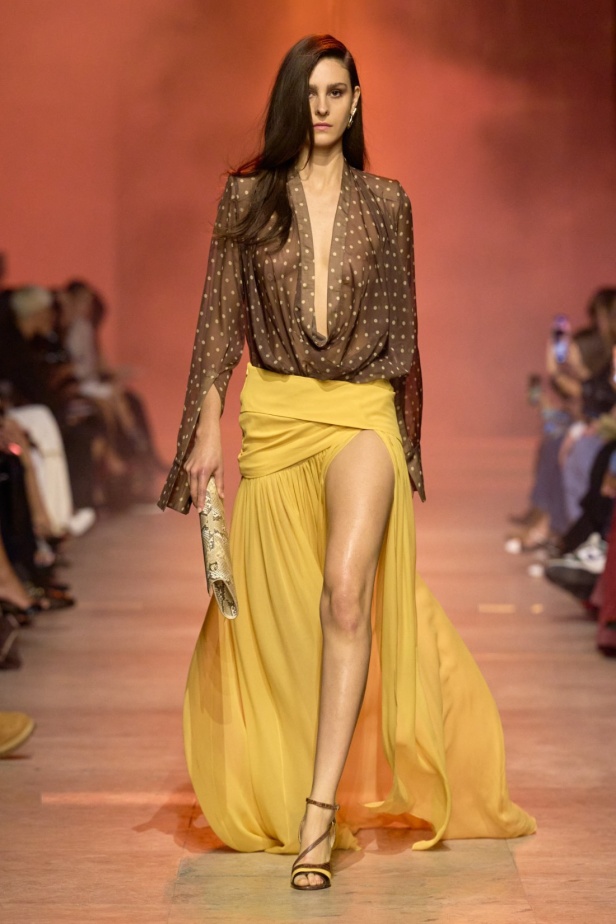 مجموعة إيلي صعب لربيع 2026... أناقة خالدة وتنسيقات جريئة غير متوقّعة