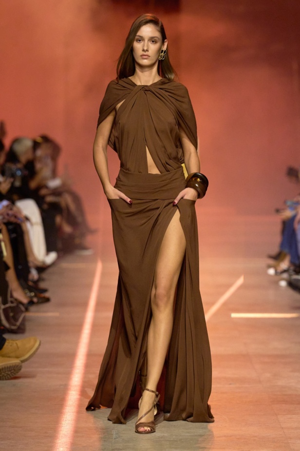 مجموعة إيلي صعب لربيع 2026... أناقة خالدة وتنسيقات جريئة غير متوقّعة