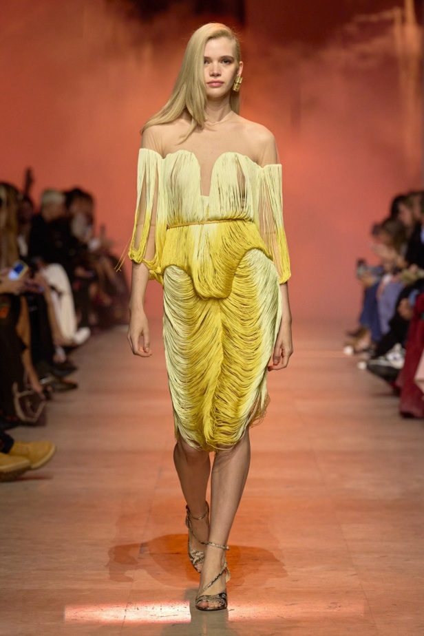 مجموعة إيلي صعب لربيع 2026... أناقة خالدة وتنسيقات جريئة غير متوقّعة