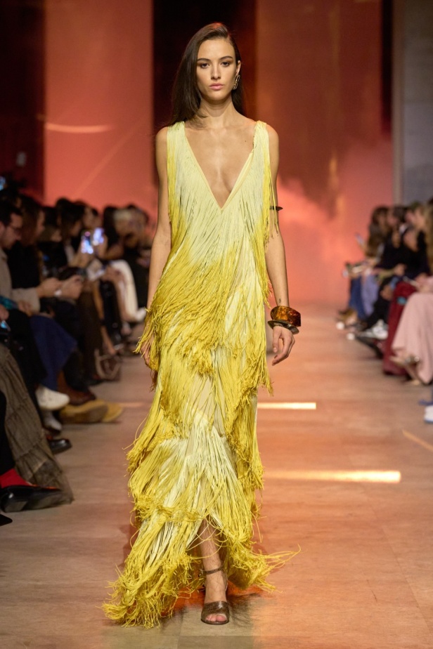 مجموعة إيلي صعب لربيع 2026... أناقة خالدة وتنسيقات جريئة غير متوقّعة