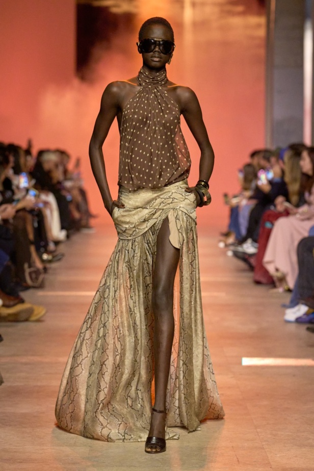 مجموعة إيلي صعب لربيع 2026... أناقة خالدة وتنسيقات جريئة غير متوقّعة