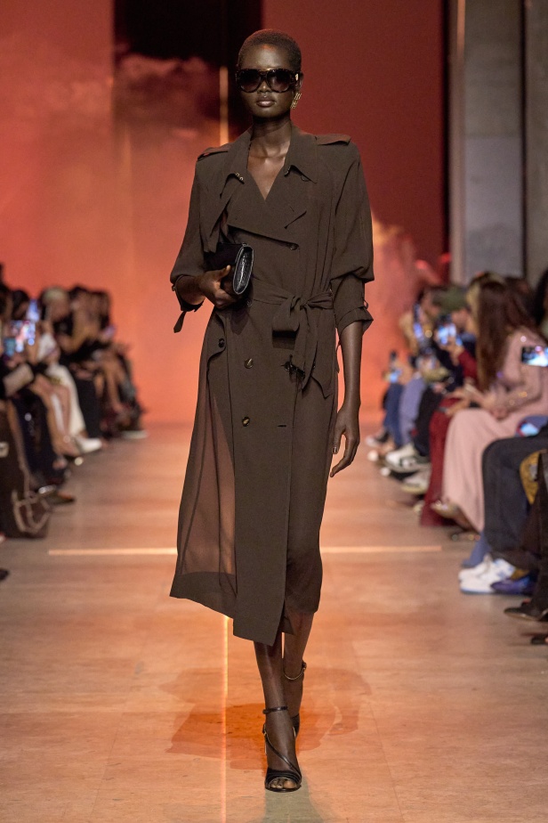 مجموعة إيلي صعب لربيع 2026... أناقة خالدة وتنسيقات جريئة غير متوقّعة