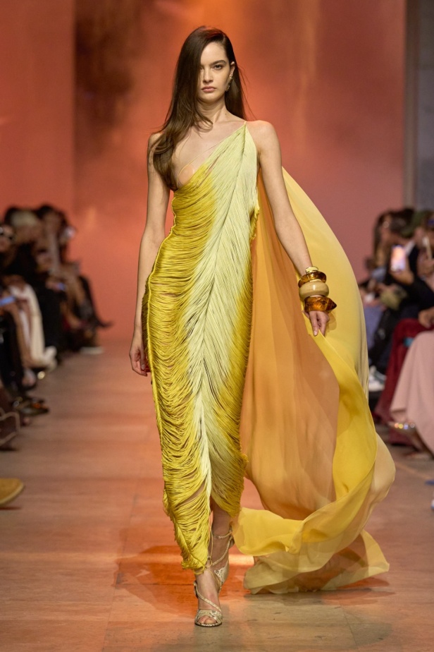 مجموعة إيلي صعب لربيع 2026... أناقة خالدة وتنسيقات جريئة غير متوقّعة