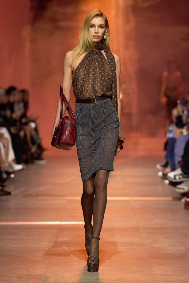 مجموعة إيلي صعب لربيع 2026... أناقة خالدة وتنسيقات جريئة غير متوقّعة