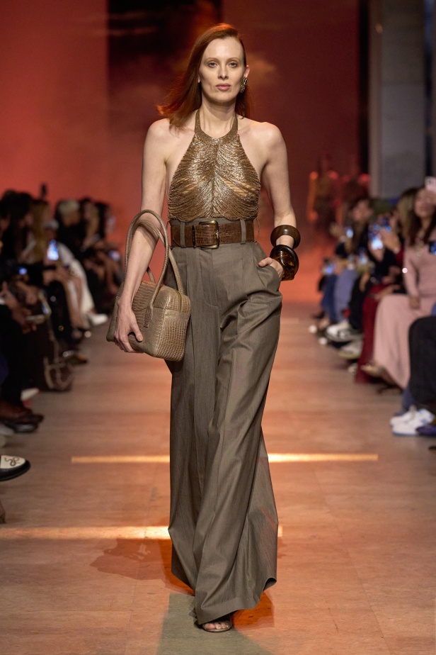 مجموعة إيلي صعب لربيع 2026... أناقة خالدة وتنسيقات جريئة غير متوقّعة