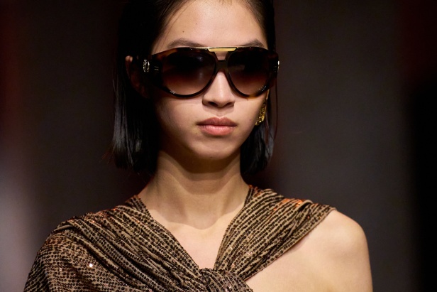 مجموعة إيلي صعب لربيع 2026... أناقة خالدة وتنسيقات جريئة غير متوقّعة