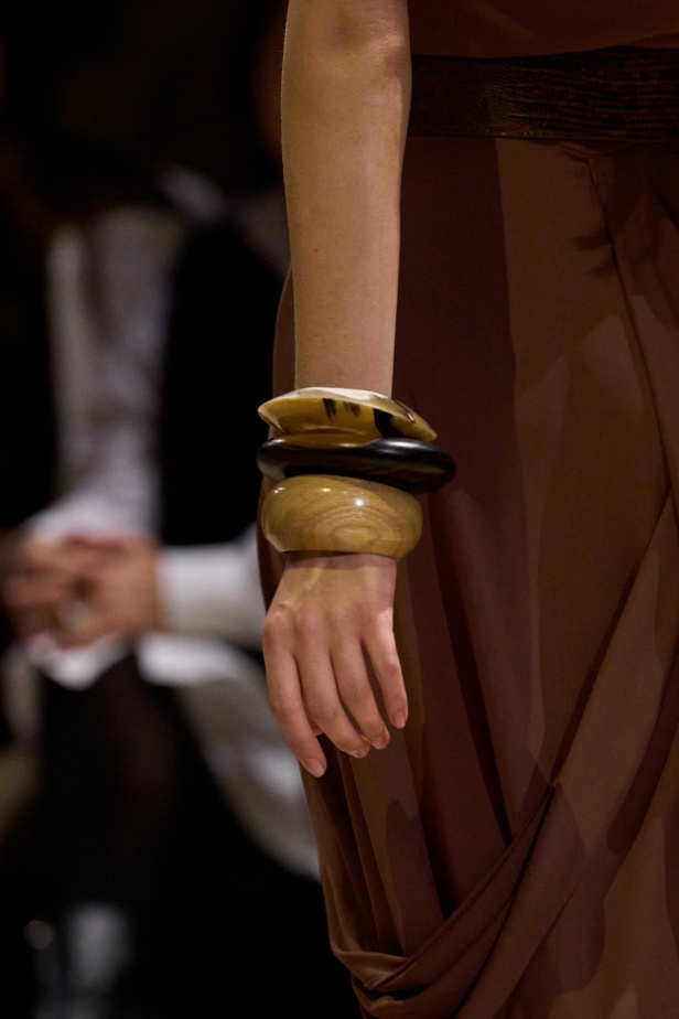 مجموعة إيلي صعب لربيع 2026... أناقة خالدة وتنسيقات جريئة غير متوقّعة