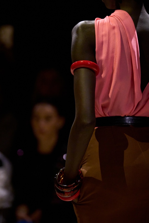 مجموعة إيلي صعب لربيع 2026... أناقة خالدة وتنسيقات جريئة غير متوقّعة