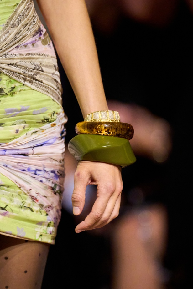 مجموعة إيلي صعب لربيع 2026... أناقة خالدة وتنسيقات جريئة غير متوقّعة