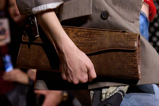 مجموعة إيلي صعب لربيع 2026... أناقة خالدة وتنسيقات جريئة غير متوقّعة