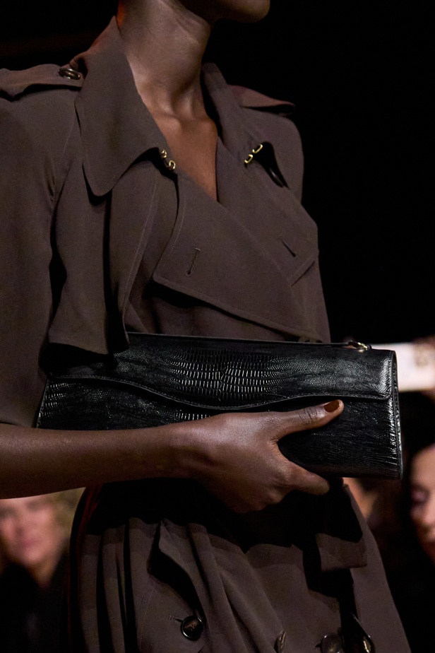 مجموعة إيلي صعب لربيع 2026... أناقة خالدة وتنسيقات جريئة غير متوقّعة