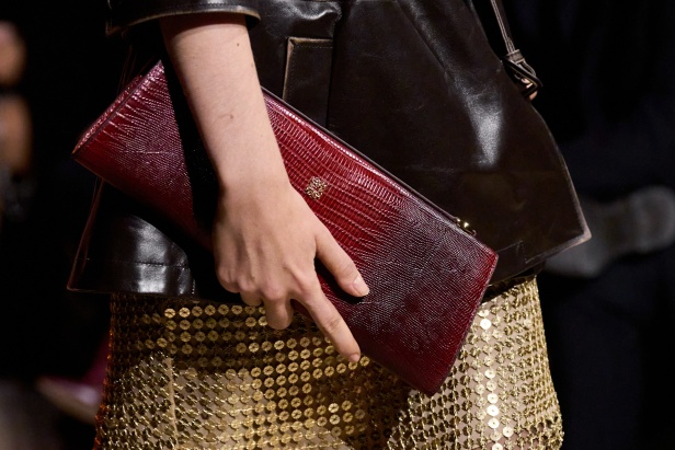 مجموعة إيلي صعب لربيع 2026... أناقة خالدة وتنسيقات جريئة غير متوقّعة