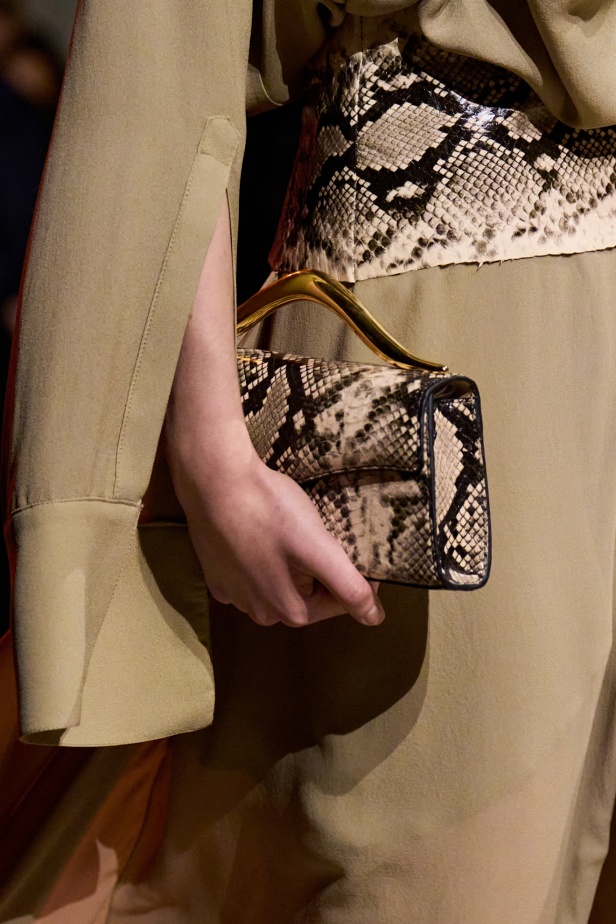 مجموعة إيلي صعب لربيع 2026... أناقة خالدة وتنسيقات جريئة غير متوقّعة