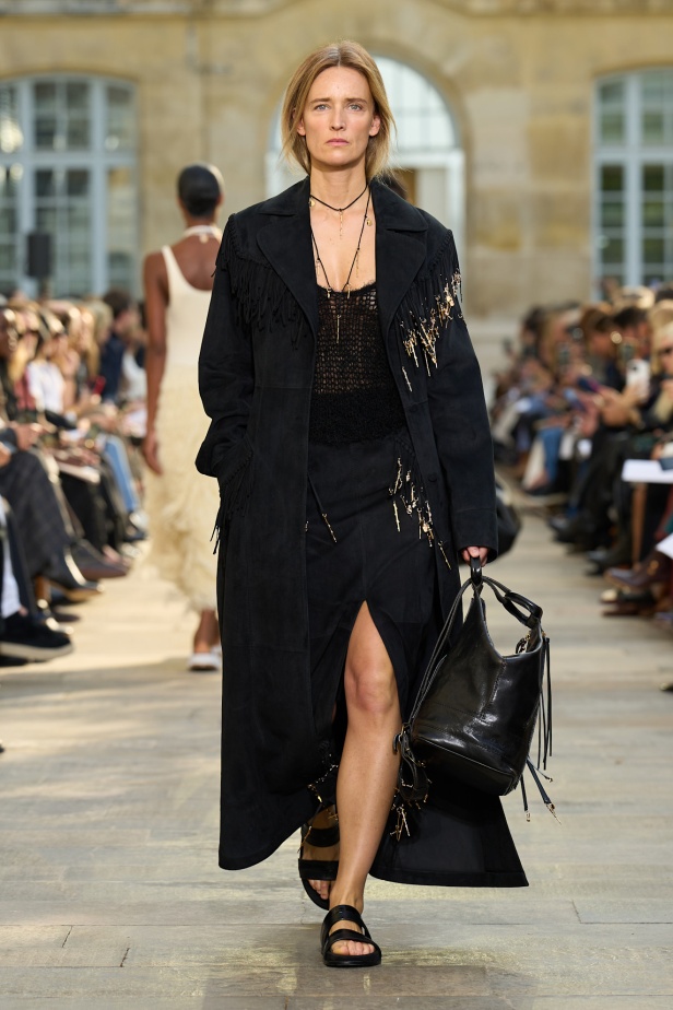 غابرييلا هيرست تحوّل "الأقمشة الميتة" إلى فخامة مستدامة في مجموعة ربيع 2026