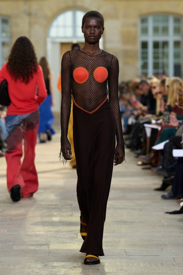 غابرييلا هيرست تحوّل "الأقمشة الميتة" إلى فخامة مستدامة في مجموعة ربيع 2026