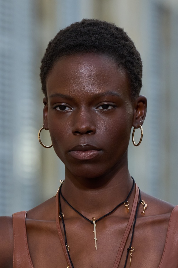 غابرييلا هيرست تحوّل "الأقمشة الميتة" إلى فخامة مستدامة في مجموعة ربيع 2026