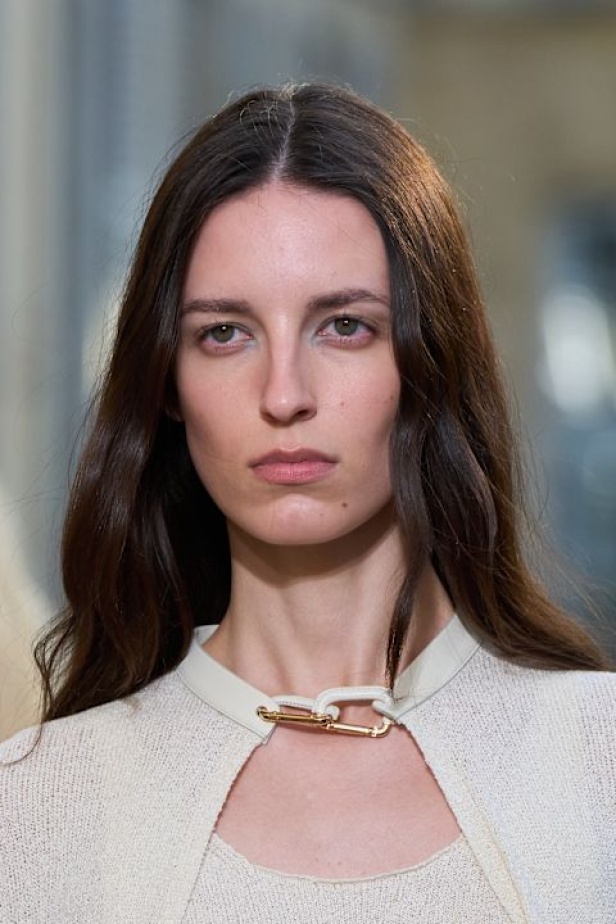 غابرييلا هيرست  في مجموعة ربيع 2026