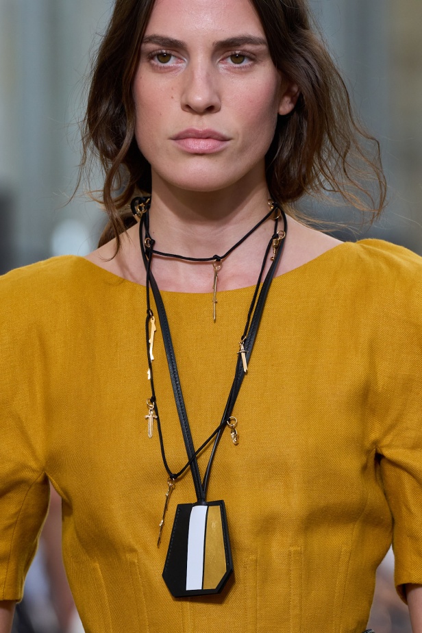 غابرييلا هيرست تحوّل "الأقمشة الميتة" إلى فخامة مستدامة في مجموعة ربيع 2026