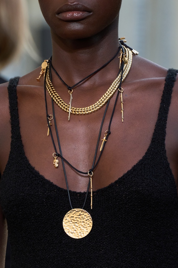 غابرييلا هيرست تحوّل "الأقمشة الميتة" إلى فخامة مستدامة في مجموعة ربيع 2026