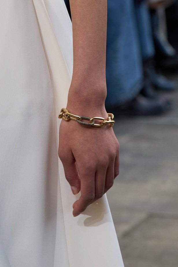 غابرييلا هيرست تحوّل "الأقمشة الميتة" إلى فخامة مستدامة في مجموعة ربيع 2026