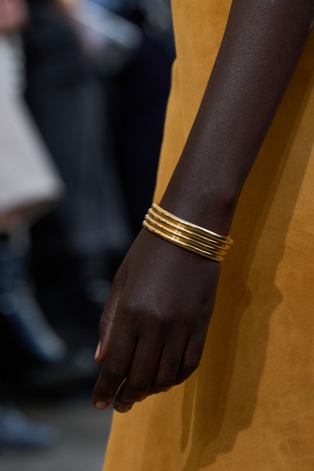 غابرييلا هيرست تحوّل "الأقمشة الميتة" إلى فخامة مستدامة في مجموعة ربيع 2026