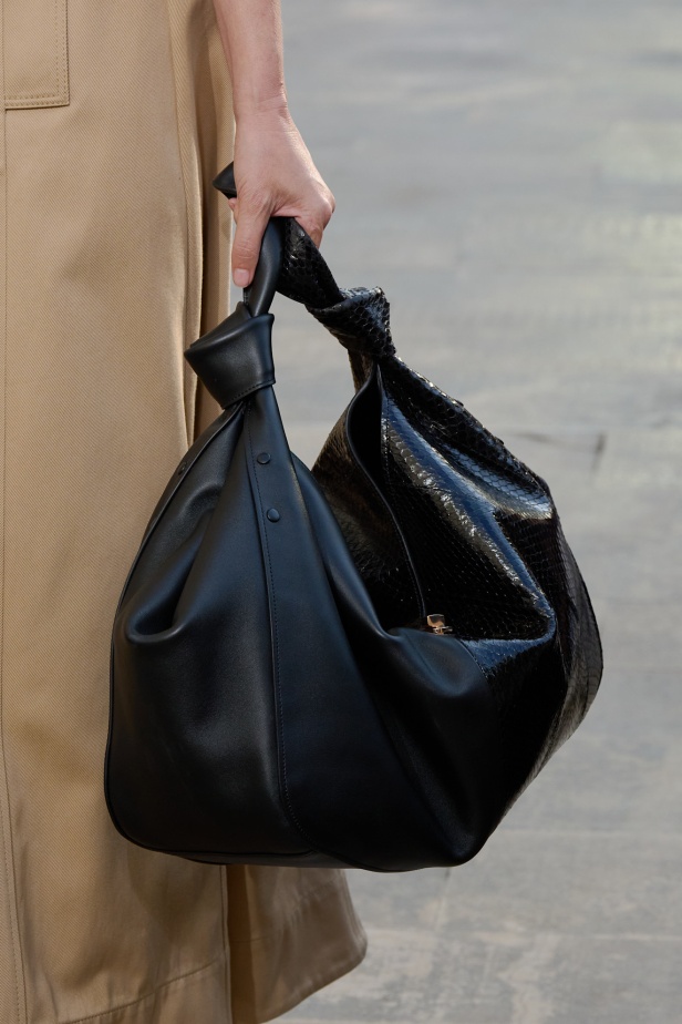 غابرييلا هيرست تحوّل "الأقمشة الميتة" إلى فخامة مستدامة في مجموعة ربيع 2026