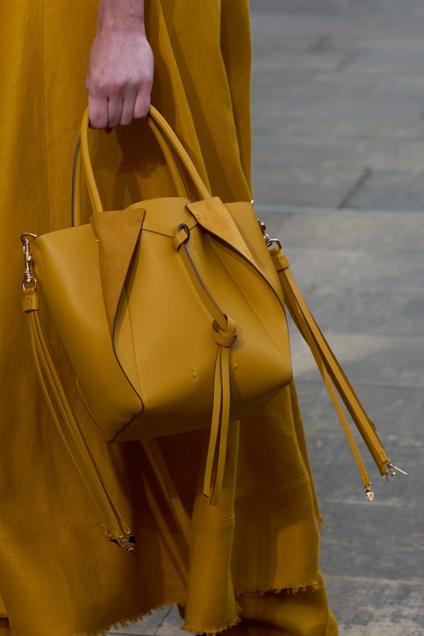 غابرييلا هيرست تحوّل "الأقمشة الميتة" إلى فخامة مستدامة في مجموعة ربيع 2026